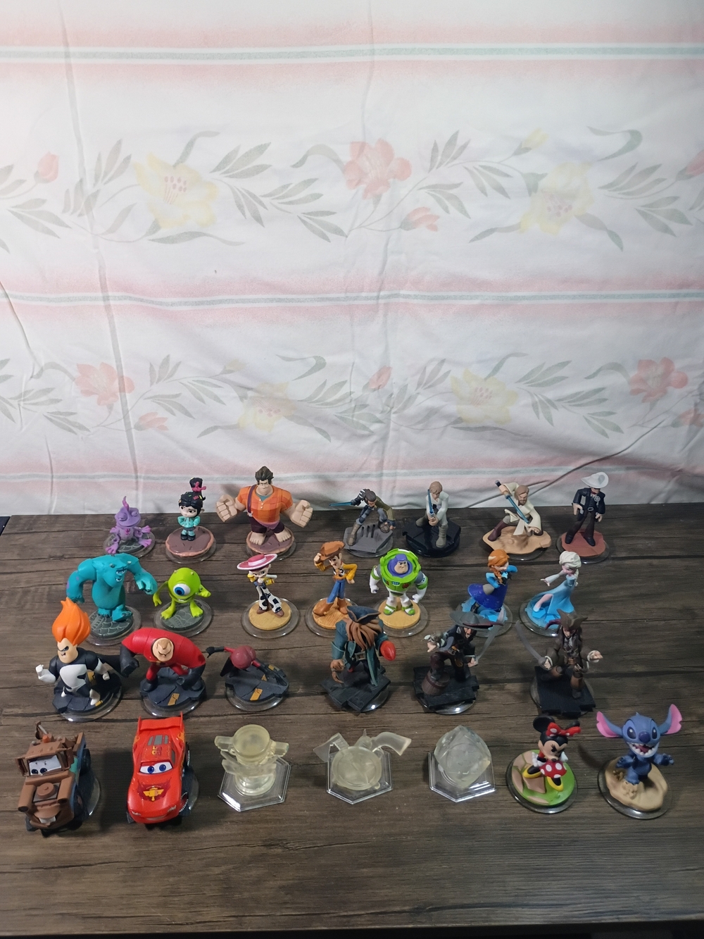Disney Infinity Character Figures Lot Of 25 Figures & 3 Crystals